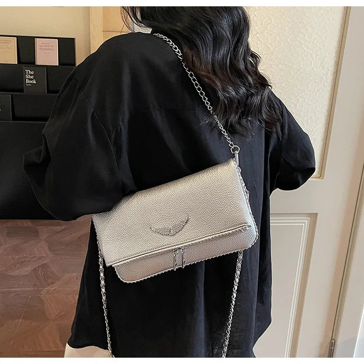 Petit sac carré tendance et épuré pour femme – Sac bandoulière avec chaîne, style rétro, porté épaule ou à la main.