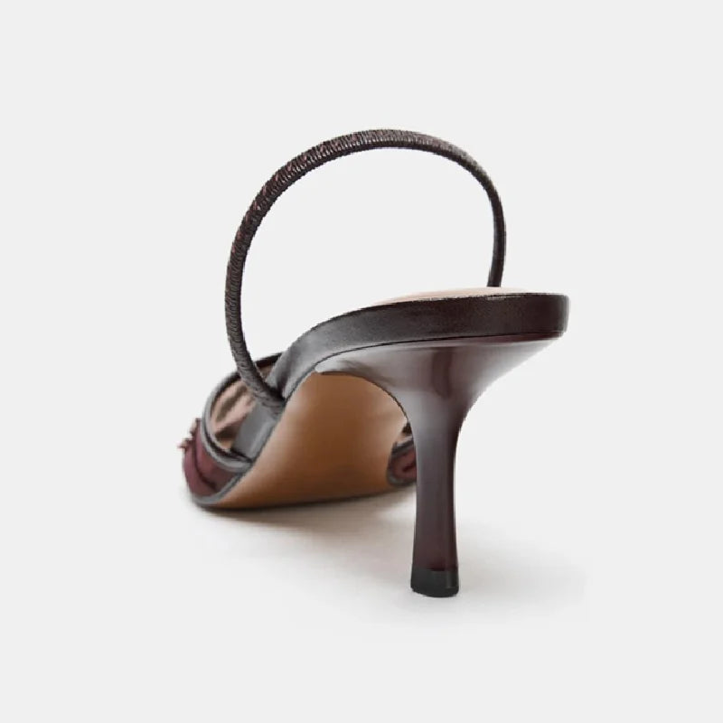 Escarpins élégants à talons hauts pour femme : bout pointu, résille brodée et détails de perles. Chaussures de luxe estivales (sandales à talons marron).