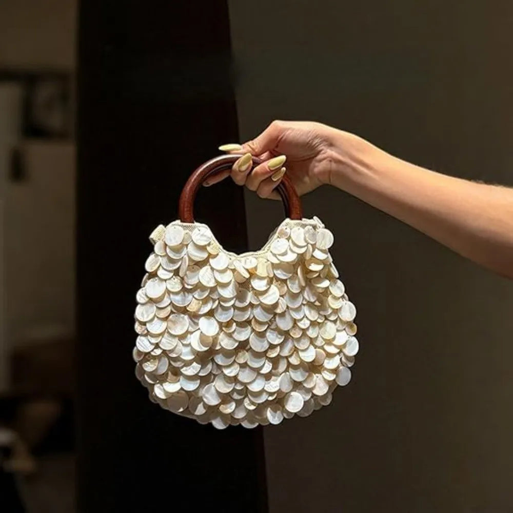 Sac à main féerique en perles fait main, grande capacité, orné de coquillages, pochette style sirène, format compact.