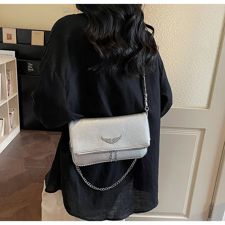 Petit sac carré tendance et épuré pour femme – Sac bandoulière avec chaîne, style rétro, porté épaule ou à la main.