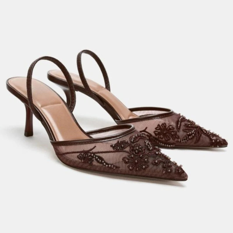 Escarpins élégants à talons hauts pour femme : bout pointu, résille brodée et détails de perles. Chaussures de luxe estivales (sandales à talons marron).