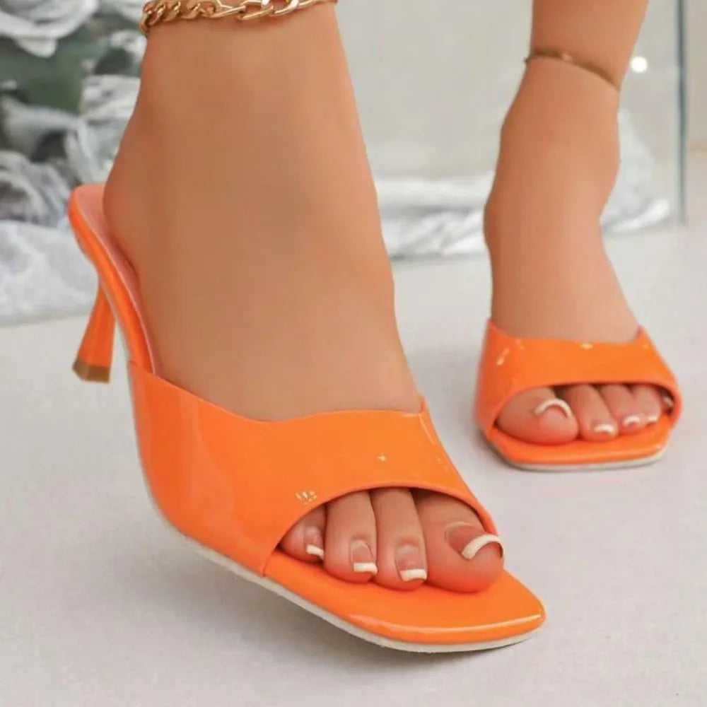 Chaussures élégantes et confortables pour femme : sandales à talons aiguilles, bout ouvert (style « bouche de poisson ») et talons hauts, idéales pour le bureau ou les tenues habillées.