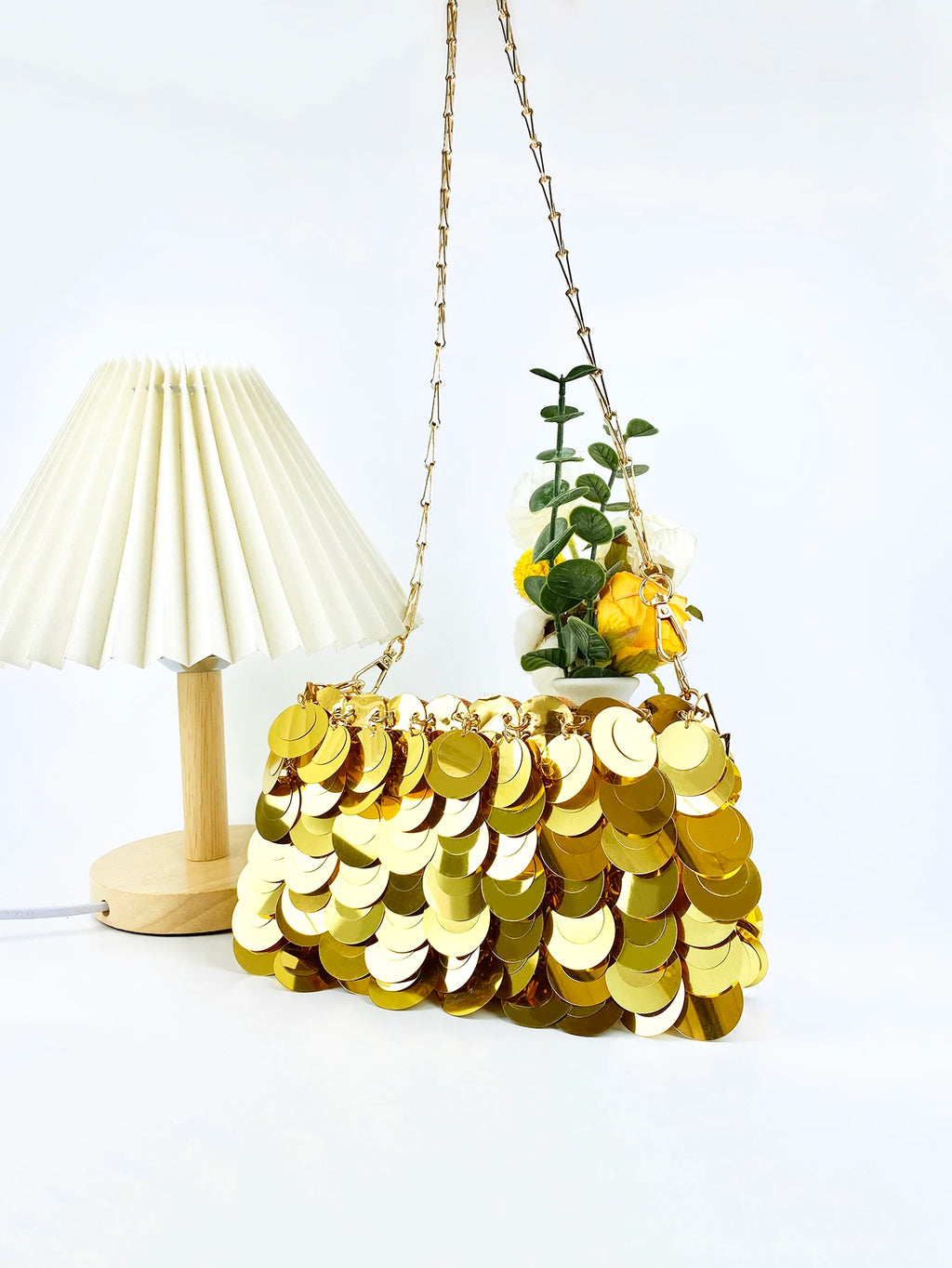 Sac carré horizontal tendance et stylé, doté d'une chaîne à paillettes dorées ; un modèle personnalisé à la texture simple et élégante pour femme.