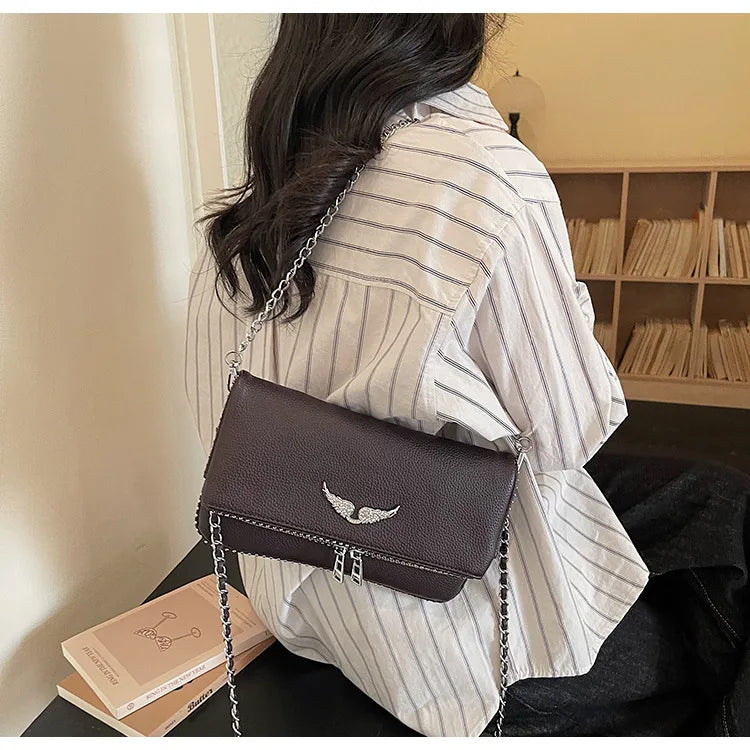 Petit sac carré tendance et épuré pour femme – Sac bandoulière avec chaîne, style rétro, porté épaule ou à la main.