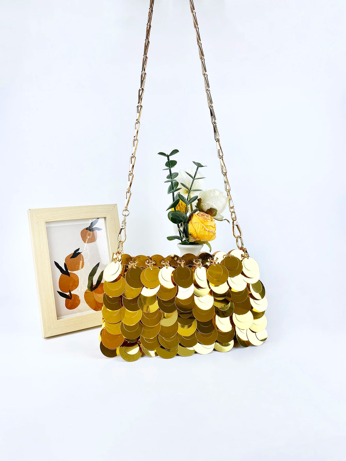Sac carré horizontal tendance et stylé, doté d'une chaîne à paillettes dorées ; un modèle personnalisé à la texture simple et élégante pour femme.