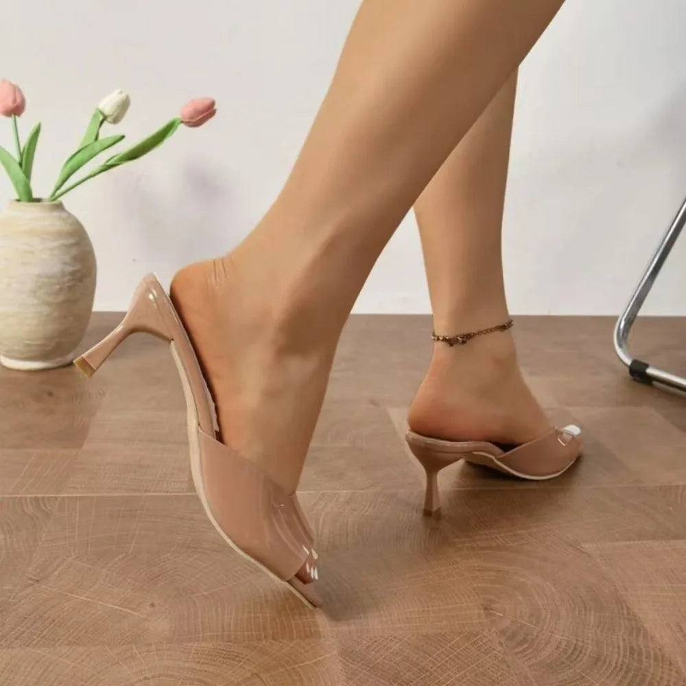 Chaussures élégantes et confortables pour femme : sandales à talons aiguilles, bout ouvert (style « bouche de poisson ») et talons hauts, idéales pour le bureau ou les tenues habillées.