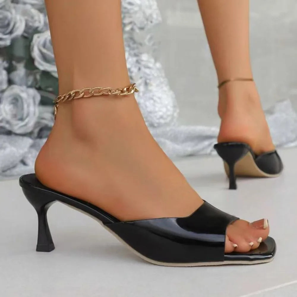 Chaussures élégantes et confortables pour femme : sandales à talons aiguilles, bout ouvert (style « bouche de poisson ») et talons hauts, idéales pour le bureau ou les tenues habillées.