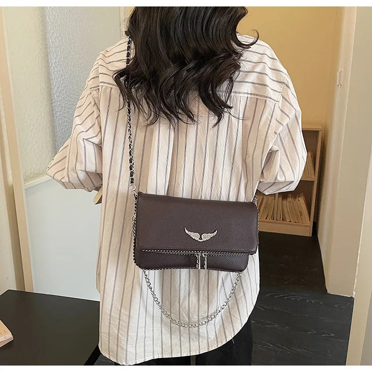 Petit sac carré tendance et épuré pour femme – Sac bandoulière avec chaîne, style rétro, porté épaule ou à la main.