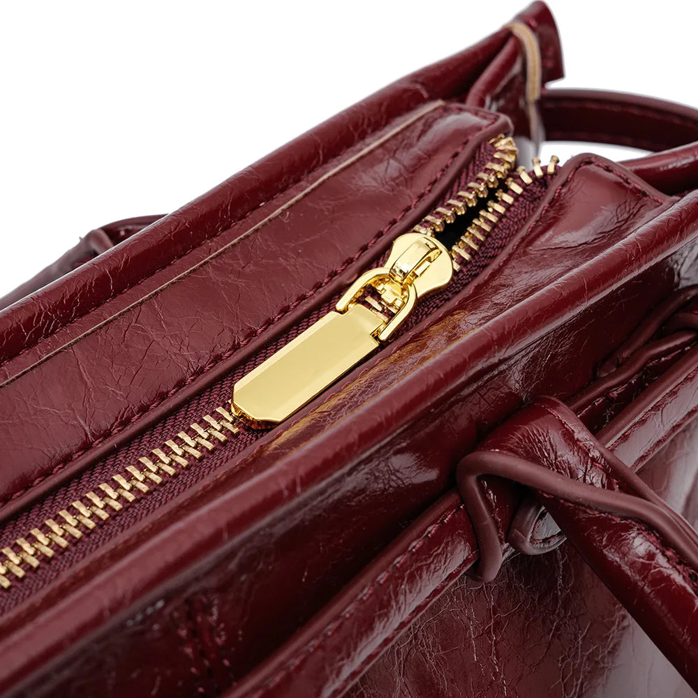 Nouveau sac bandoulière pour femme style Boston 2025 – Cuir souple effet huilé/ciré, design superposé, style moto chic