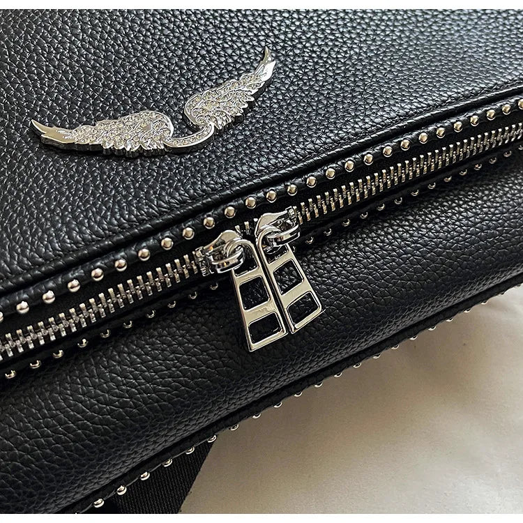 Petit sac carré tendance et épuré pour femme – Sac bandoulière avec chaîne, style rétro, porté épaule ou à la main.
