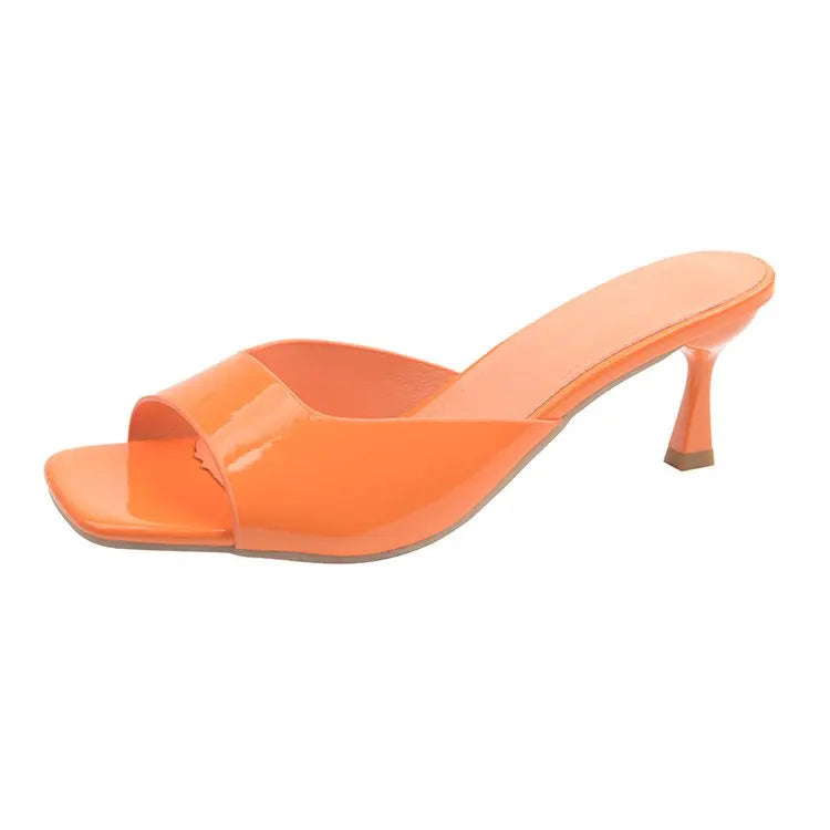 Chaussures élégantes et confortables pour femme : sandales à talons aiguilles, bout ouvert (style « bouche de poisson ») et talons hauts, idéales pour le bureau ou les tenues habillées.