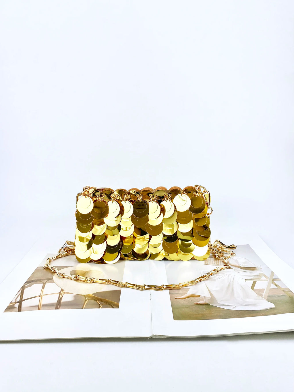 Sac carré horizontal tendance et stylé, doté d'une chaîne à paillettes dorées ; un modèle personnalisé à la texture simple et élégante pour femme.