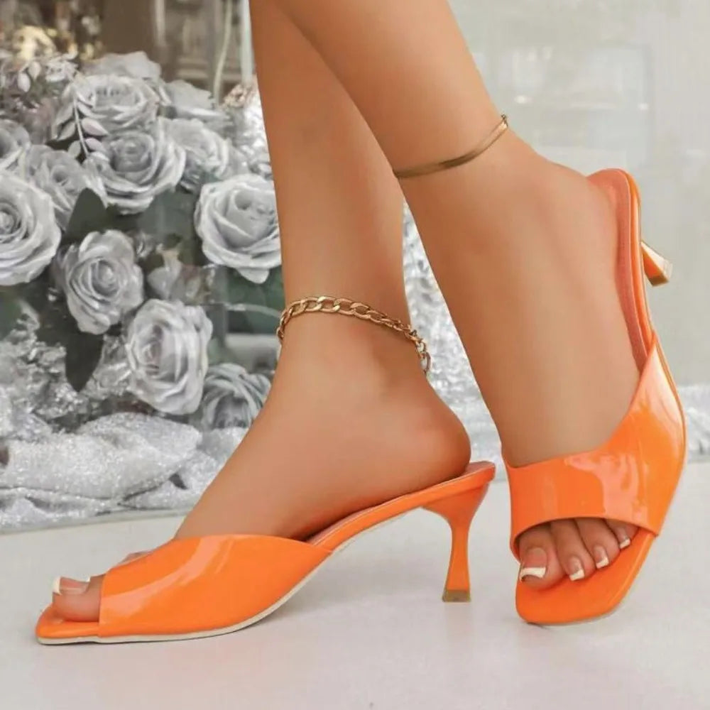 Chaussures élégantes et confortables pour femme : sandales à talons aiguilles, bout ouvert (style « bouche de poisson ») et talons hauts, idéales pour le bureau ou les tenues habillées.