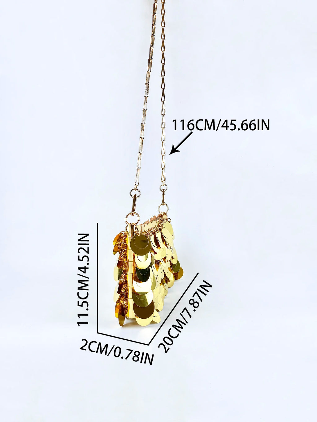 Sac carré horizontal tendance et stylé, doté d'une chaîne à paillettes dorées ; un modèle personnalisé à la texture simple et élégante pour femme.