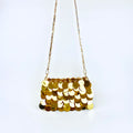 Sac carré horizontal tendance et stylé, doté d'une chaîne à paillettes dorées ; un modèle personnalisé à la texture simple et élégante pour femme.