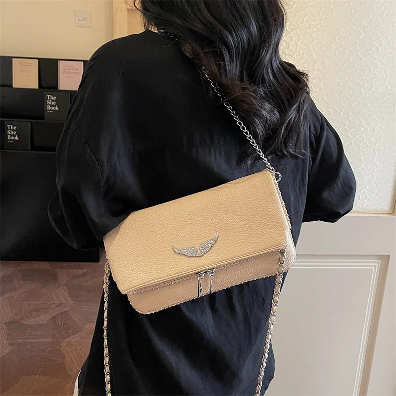 Petit sac carré tendance et épuré pour femme – Sac bandoulière avec chaîne, style rétro, porté épaule ou à la main.