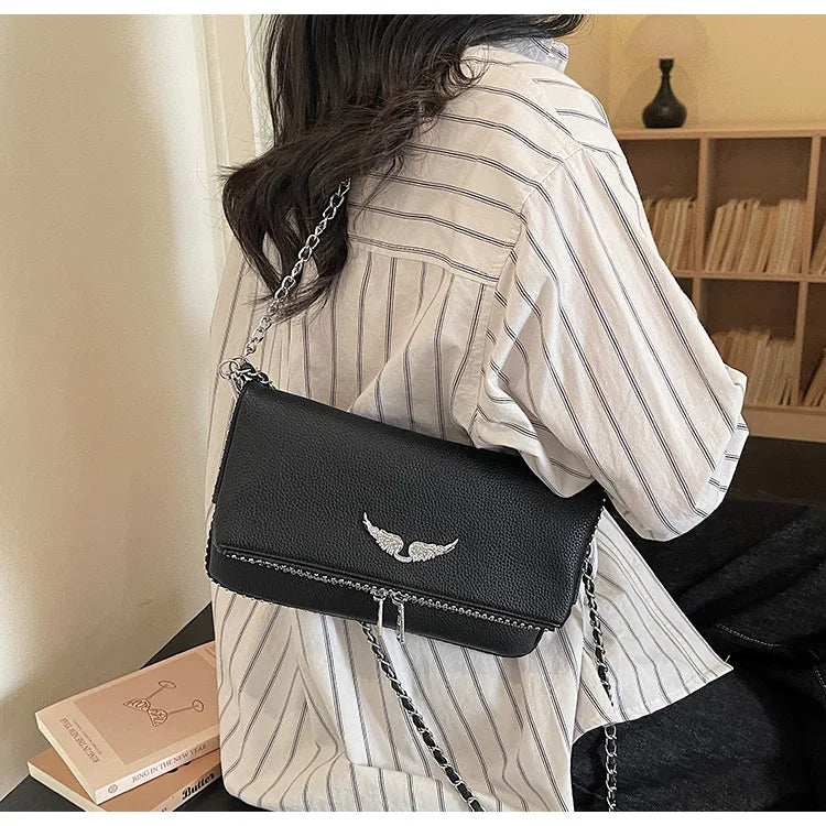 Petit sac carré tendance et épuré pour femme – Sac bandoulière avec chaîne, style rétro, porté épaule ou à la main.