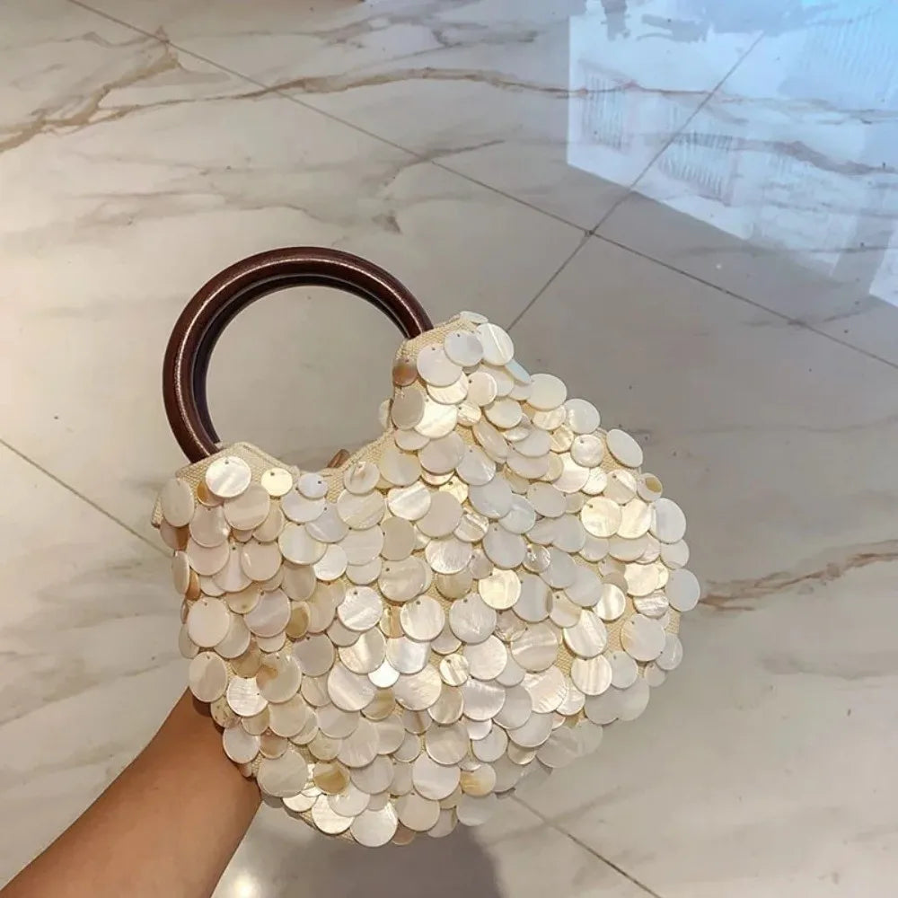 Sac à main féerique en perles fait main, grande capacité, orné de coquillages, pochette style sirène, format compact.