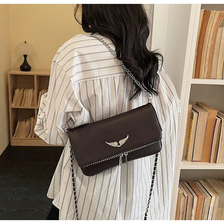 Petit sac carré tendance et épuré pour femme – Sac bandoulière avec chaîne, style rétro, porté épaule ou à la main.