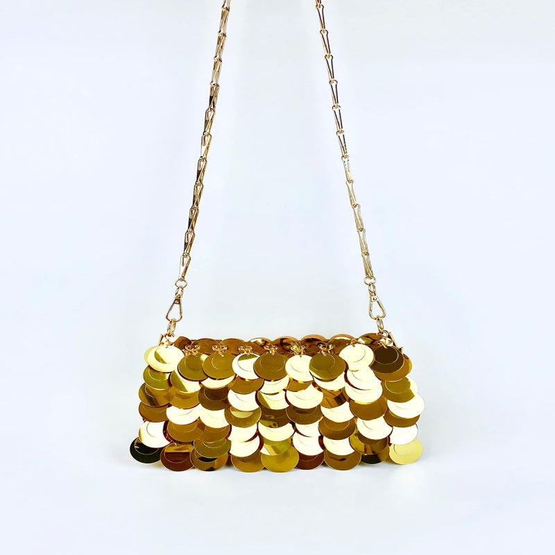 Sac carré horizontal tendance et stylé, doté d'une chaîne à paillettes dorées ; un modèle personnalisé à la texture simple et élégante pour femme.