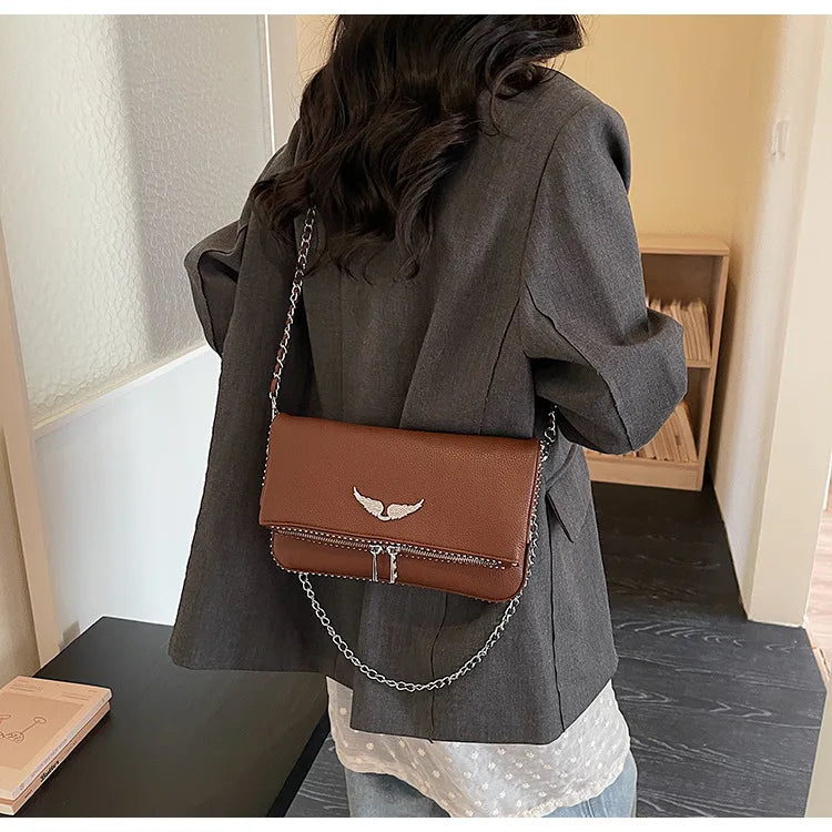 Petit sac carré tendance et épuré pour femme – Sac bandoulière avec chaîne, style rétro, porté épaule ou à la main.