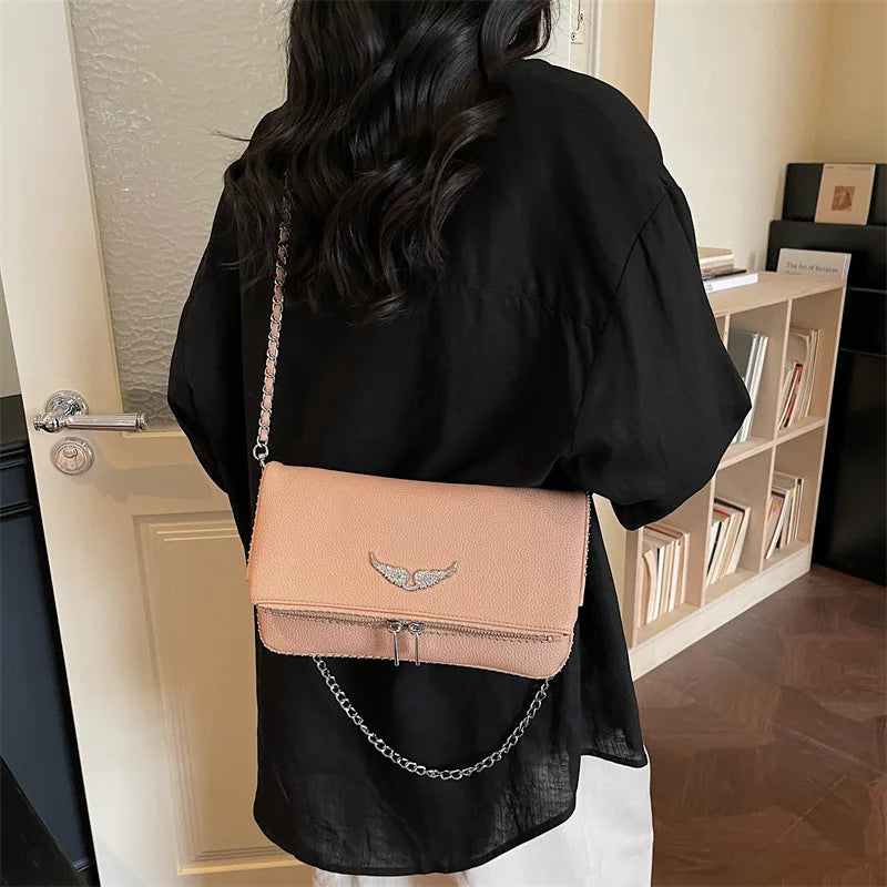 Petit sac carré tendance et épuré pour femme – Sac bandoulière avec chaîne, style rétro, porté épaule ou à la main.