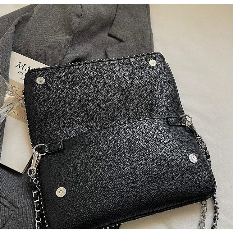 Petit sac carré tendance et épuré pour femme – Sac bandoulière avec chaîne, style rétro, porté épaule ou à la main.