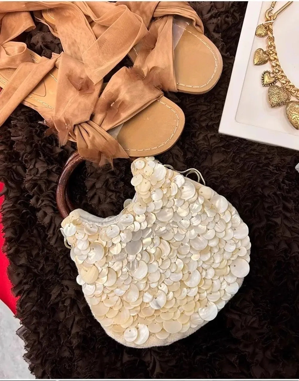 Sac à main féerique en perles fait main, grande capacité, orné de coquillages, pochette style sirène, format compact.