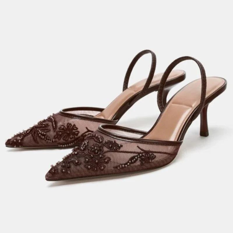 Escarpins élégants à talons hauts pour femme : bout pointu, résille brodée et détails de perles. Chaussures de luxe estivales (sandales à talons marron).