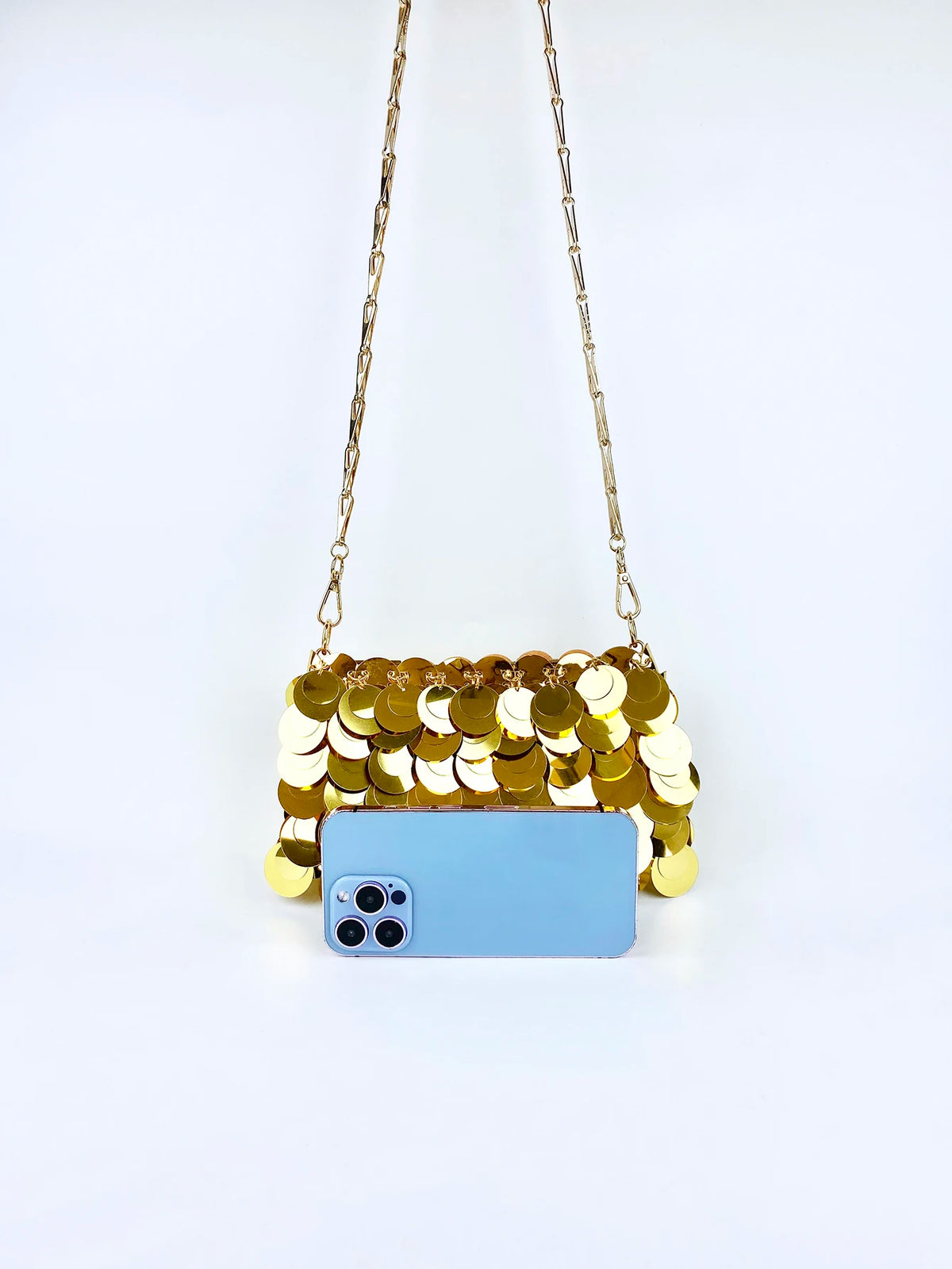 Sac carré horizontal tendance et stylé, doté d'une chaîne à paillettes dorées ; un modèle personnalisé à la texture simple et élégante pour femme.