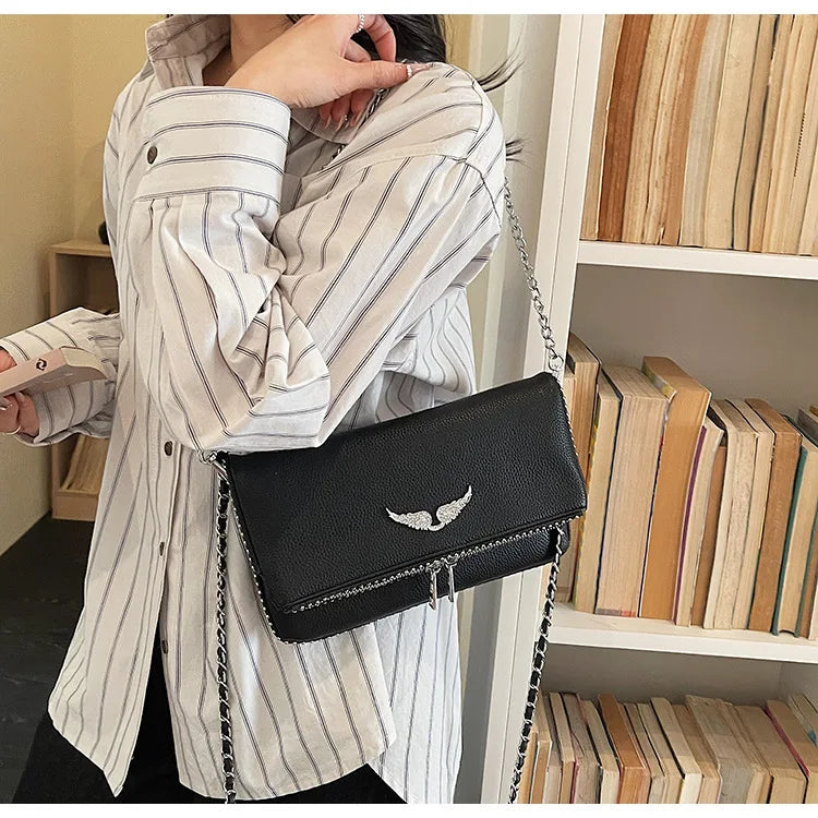 Petit sac carré tendance et épuré pour femme – Sac bandoulière avec chaîne, style rétro, porté épaule ou à la main.