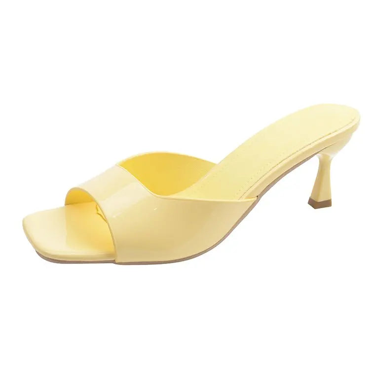 Chaussures élégantes et confortables pour femme : sandales à talons aiguilles, bout ouvert (style « bouche de poisson ») et talons hauts, idéales pour le bureau ou les tenues habillées.