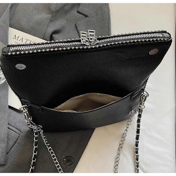 Petit sac carré tendance et épuré pour femme – Sac bandoulière avec chaîne, style rétro, porté épaule ou à la main.