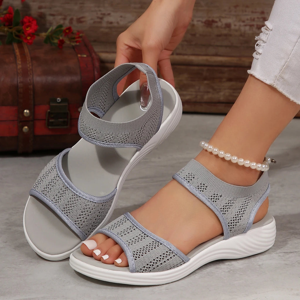 Nouvelles sandales d'été pour femme : modèle décontracté et sportif en maille, style « bouche de poisson », semelle plate et tige en maille tissée (disponible jusqu'à la taille 43).