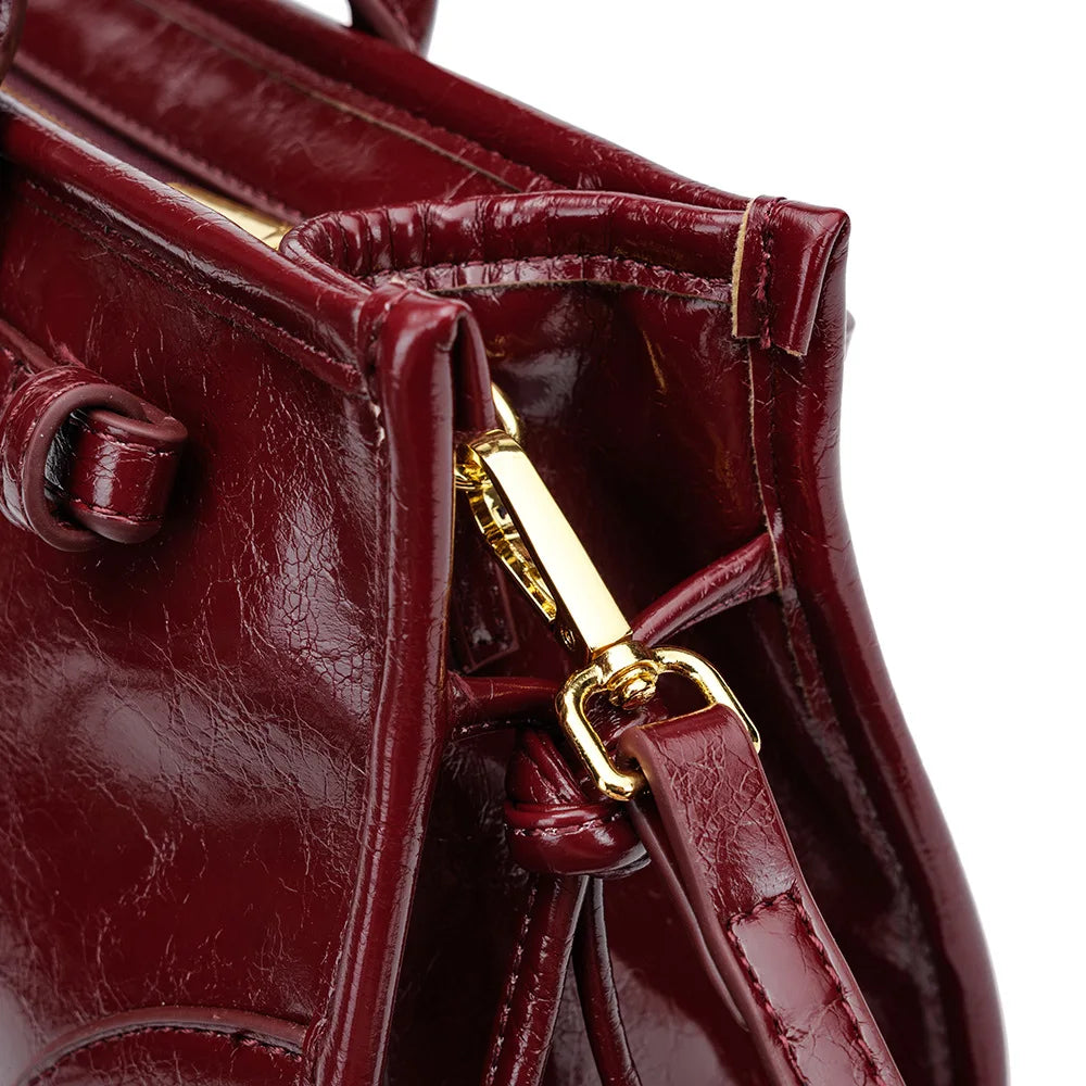 Nouveau sac bandoulière pour femme style Boston 2025 – Cuir souple effet huilé/ciré, design superposé, style moto chic