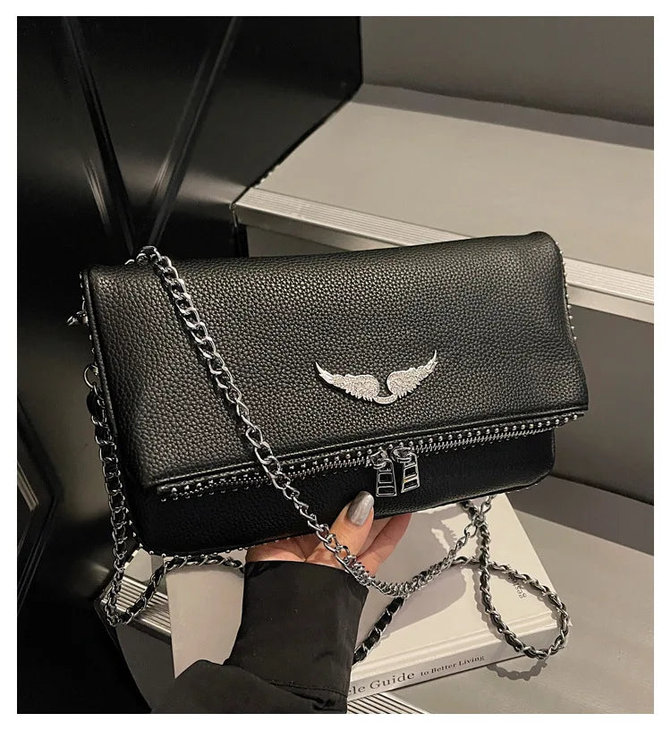 Petit sac carré tendance et épuré pour femme – Sac bandoulière avec chaîne, style rétro, porté épaule ou à la main.