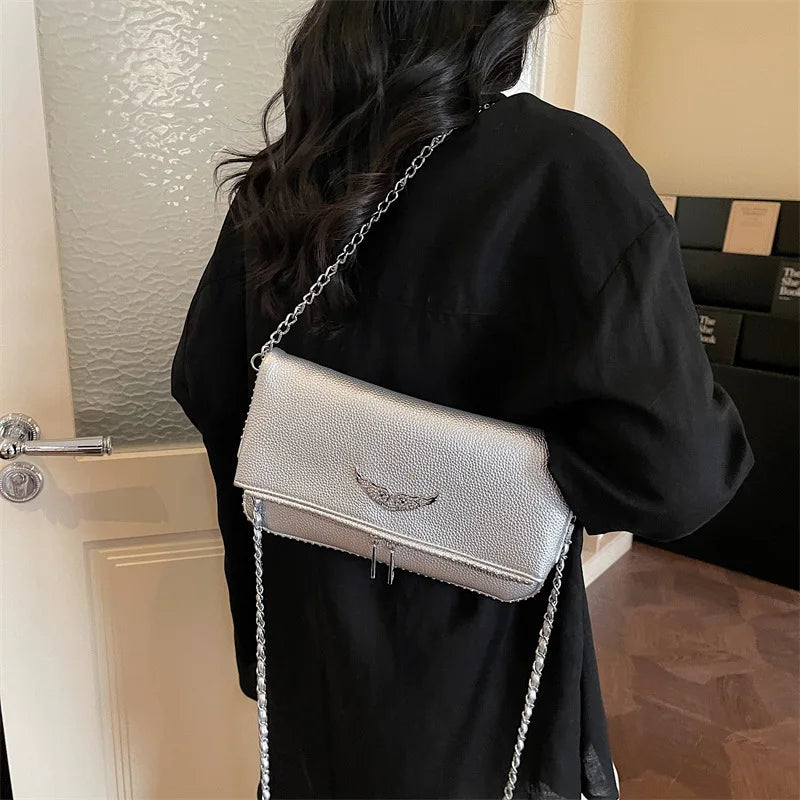 Petit sac carré tendance et épuré pour femme – Sac bandoulière avec chaîne, style rétro, porté épaule ou à la main.