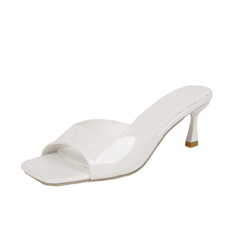 Chaussures élégantes et confortables pour femme : sandales à talons aiguilles, bout ouvert (style « bouche de poisson ») et talons hauts, idéales pour le bureau ou les tenues habillées.