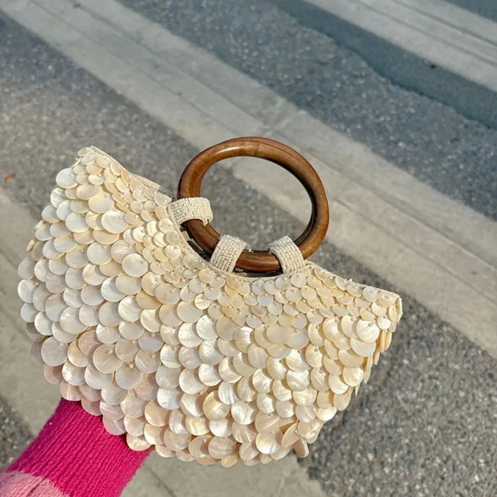 Sac à main féerique en perles fait main, grande capacité, orné de coquillages, pochette style sirène, format compact.