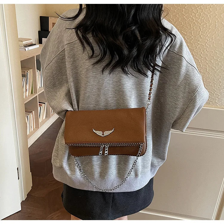 Petit sac carré tendance et épuré pour femme – Sac bandoulière avec chaîne, style rétro, porté épaule ou à la main.