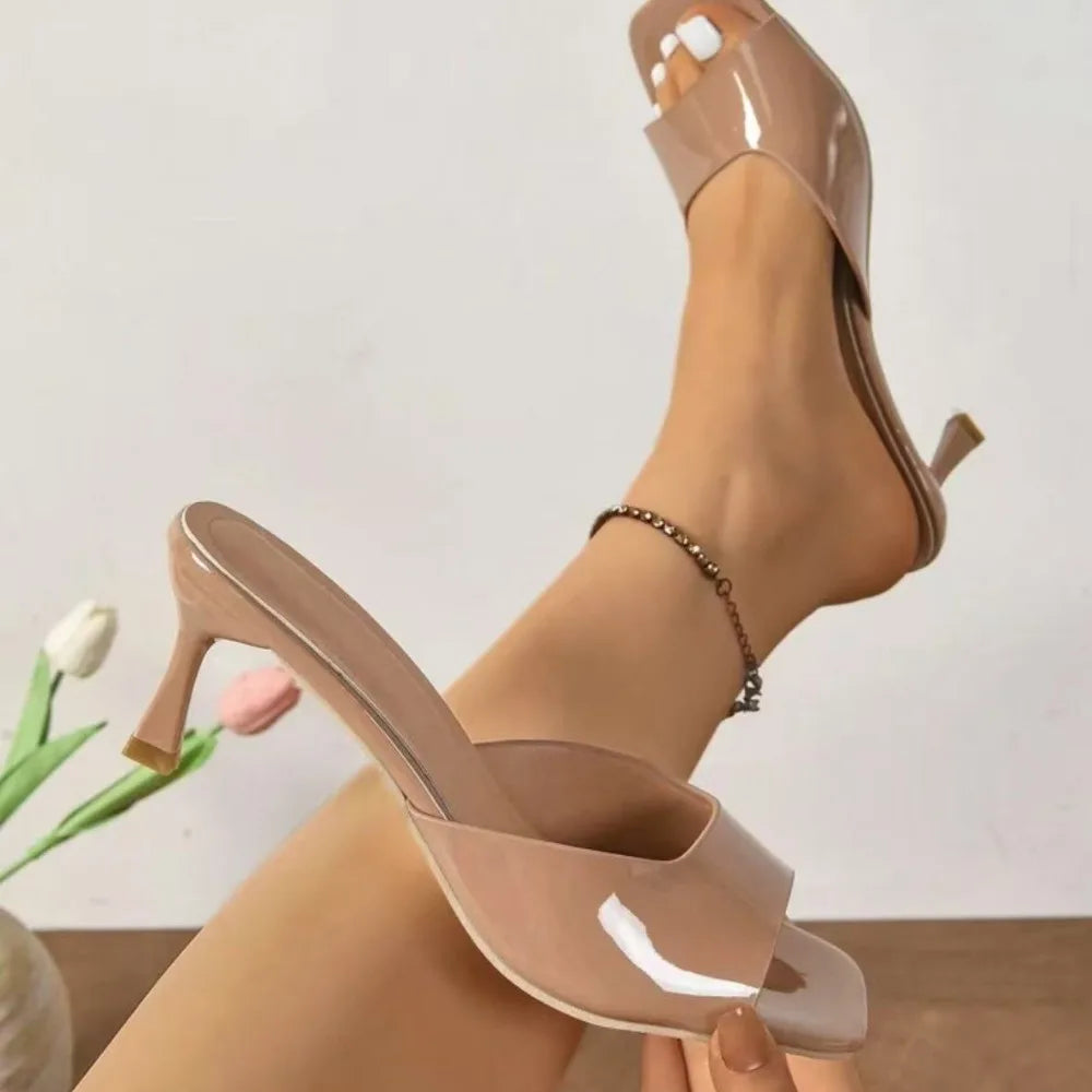 Chaussures élégantes et confortables pour femme : sandales à talons aiguilles, bout ouvert (style « bouche de poisson ») et talons hauts, idéales pour le bureau ou les tenues habillées.