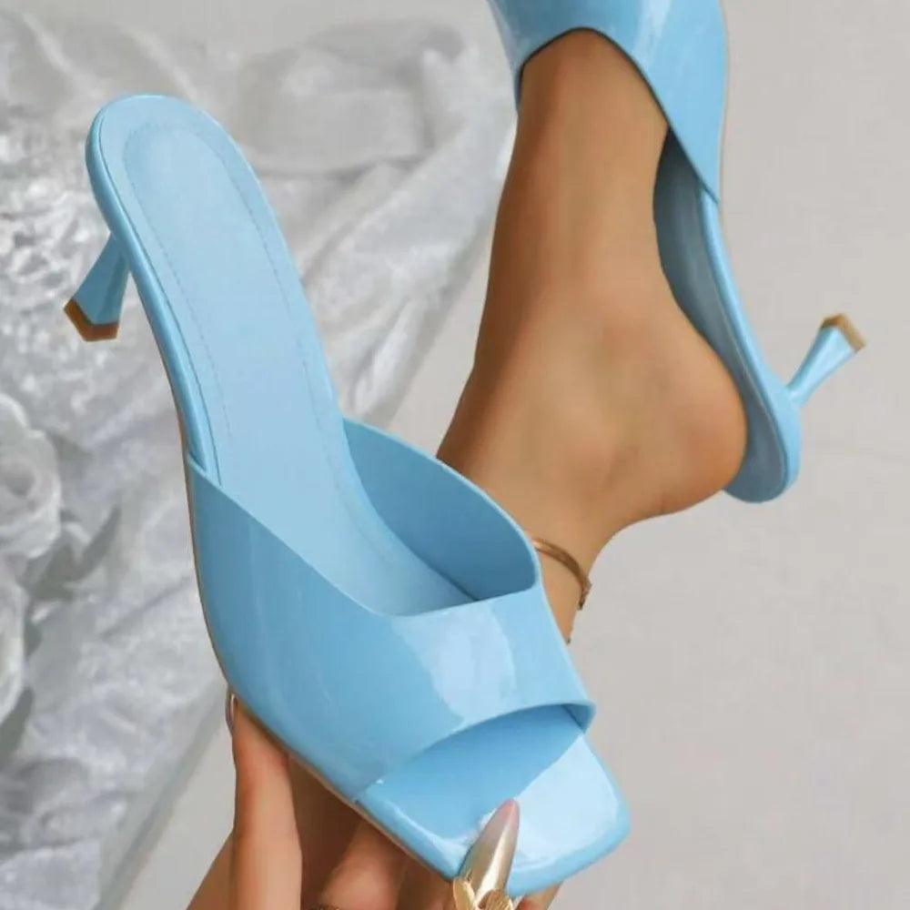Chaussures élégantes et confortables pour femme : sandales à talons aiguilles, bout ouvert (style « bouche de poisson ») et talons hauts, idéales pour le bureau ou les tenues habillées.