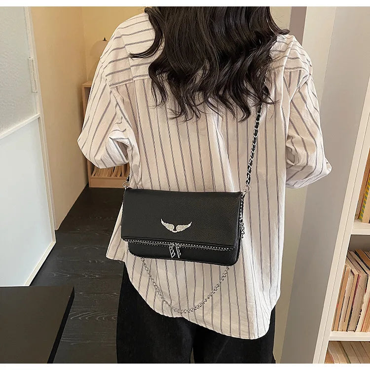 Petit sac carré tendance et épuré pour femme – Sac bandoulière avec chaîne, style rétro, porté épaule ou à la main.
