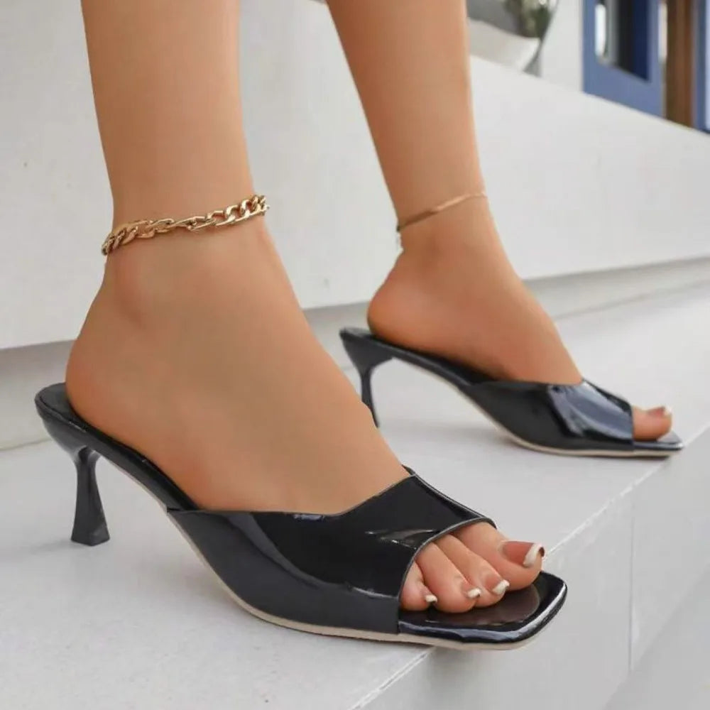 Chaussures élégantes et confortables pour femme : sandales à talons aiguilles, bout ouvert (style « bouche de poisson ») et talons hauts, idéales pour le bureau ou les tenues habillées.