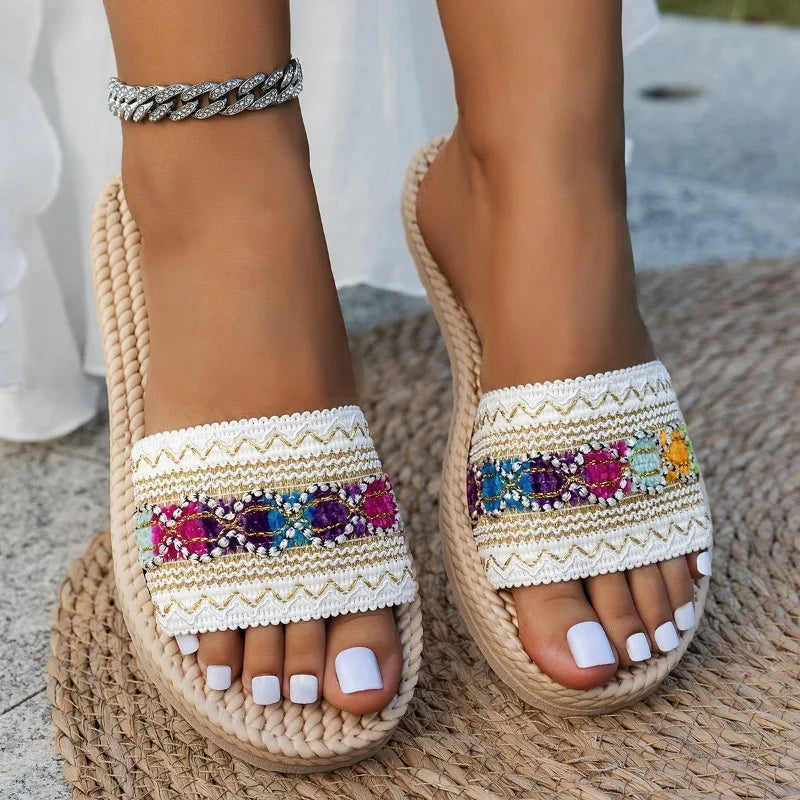 Mules plates pour femme – Style créateur, grandes tailles – Sandales bohèmes ethniques et mules de plage tendance à pompons