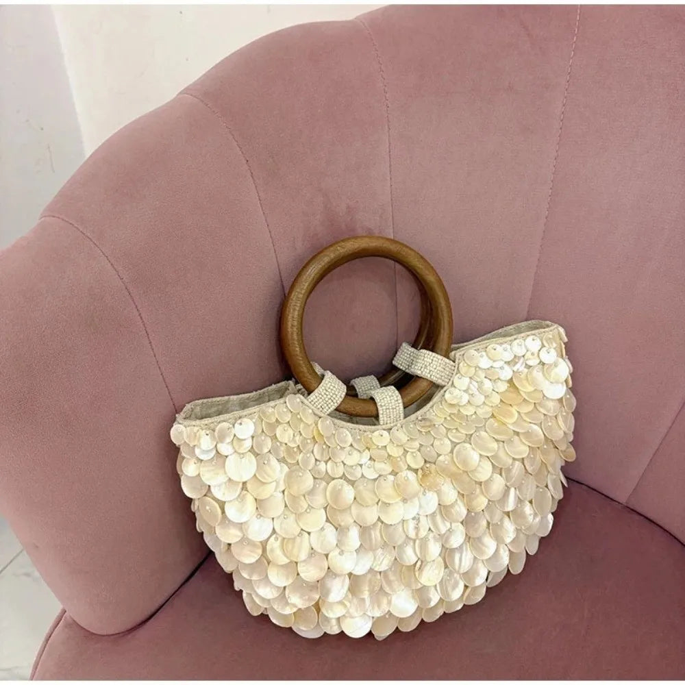 Sac à main féerique en perles fait main, grande capacité, orné de coquillages, pochette style sirène, format compact.