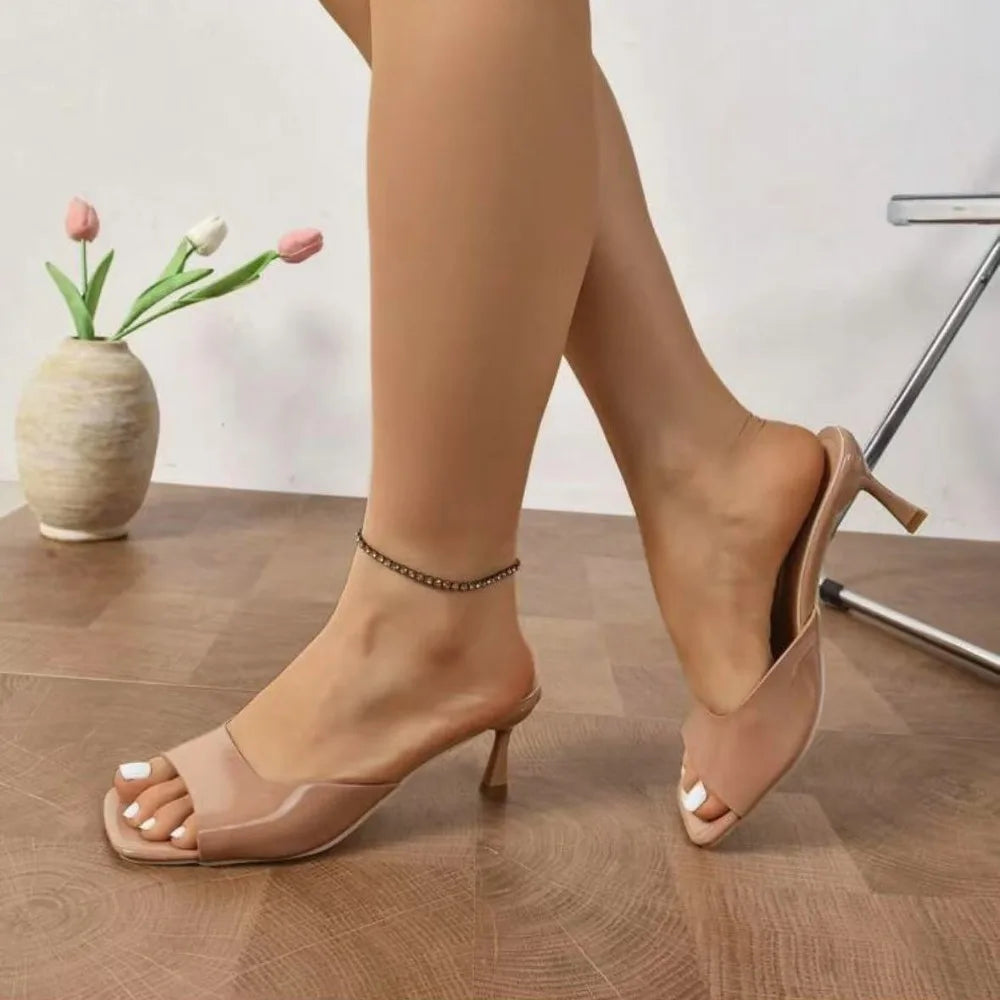 Chaussures élégantes et confortables pour femme : sandales à talons aiguilles, bout ouvert (style « bouche de poisson ») et talons hauts, idéales pour le bureau ou les tenues habillées.
