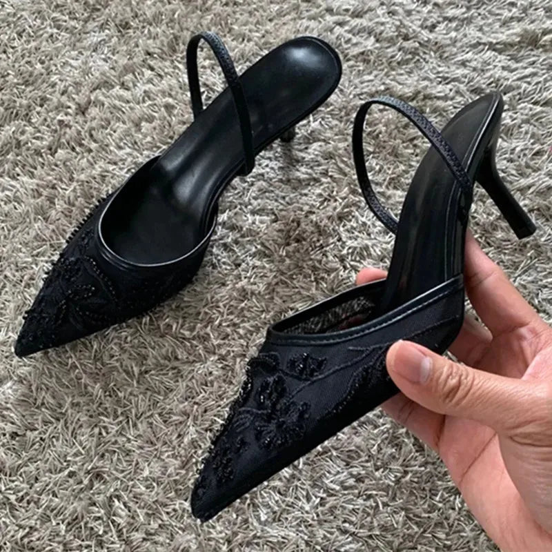 Escarpins élégants à talons hauts pour femme : bout pointu, résille brodée et détails de perles. Chaussures de luxe estivales (sandales à talons marron).