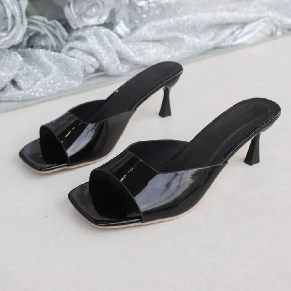 Chaussures élégantes et confortables pour femme : sandales à talons aiguilles, bout ouvert (style « bouche de poisson ») et talons hauts, idéales pour le bureau ou les tenues habillées.