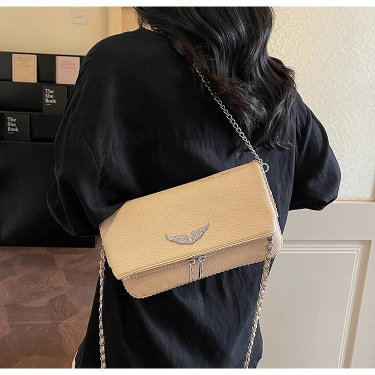 Petit sac carré tendance et épuré pour femme – Sac bandoulière avec chaîne, style rétro, porté épaule ou à la main.
